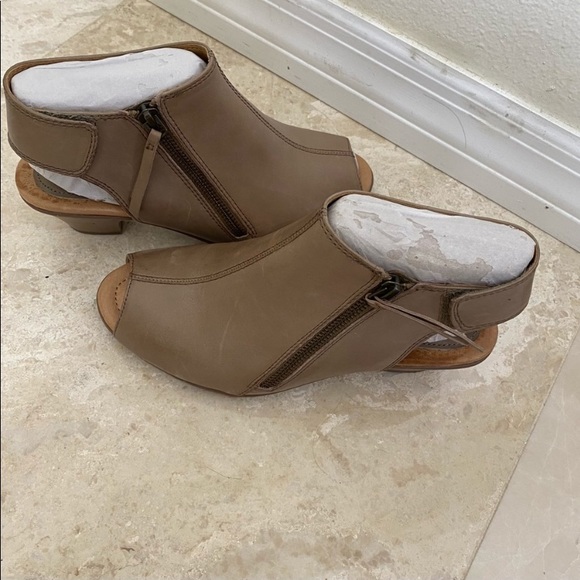 ❣️Tan Backless Ankle Heeled Boots❣️ - Picture 2 of 2